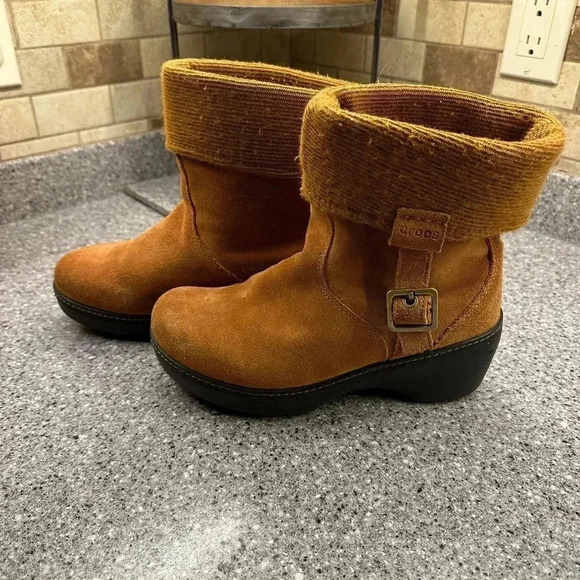 Crocs Tan Winter boots Suede with Knit Fold over cuffs Buckle Accent size 9 - Picture 8 of 10